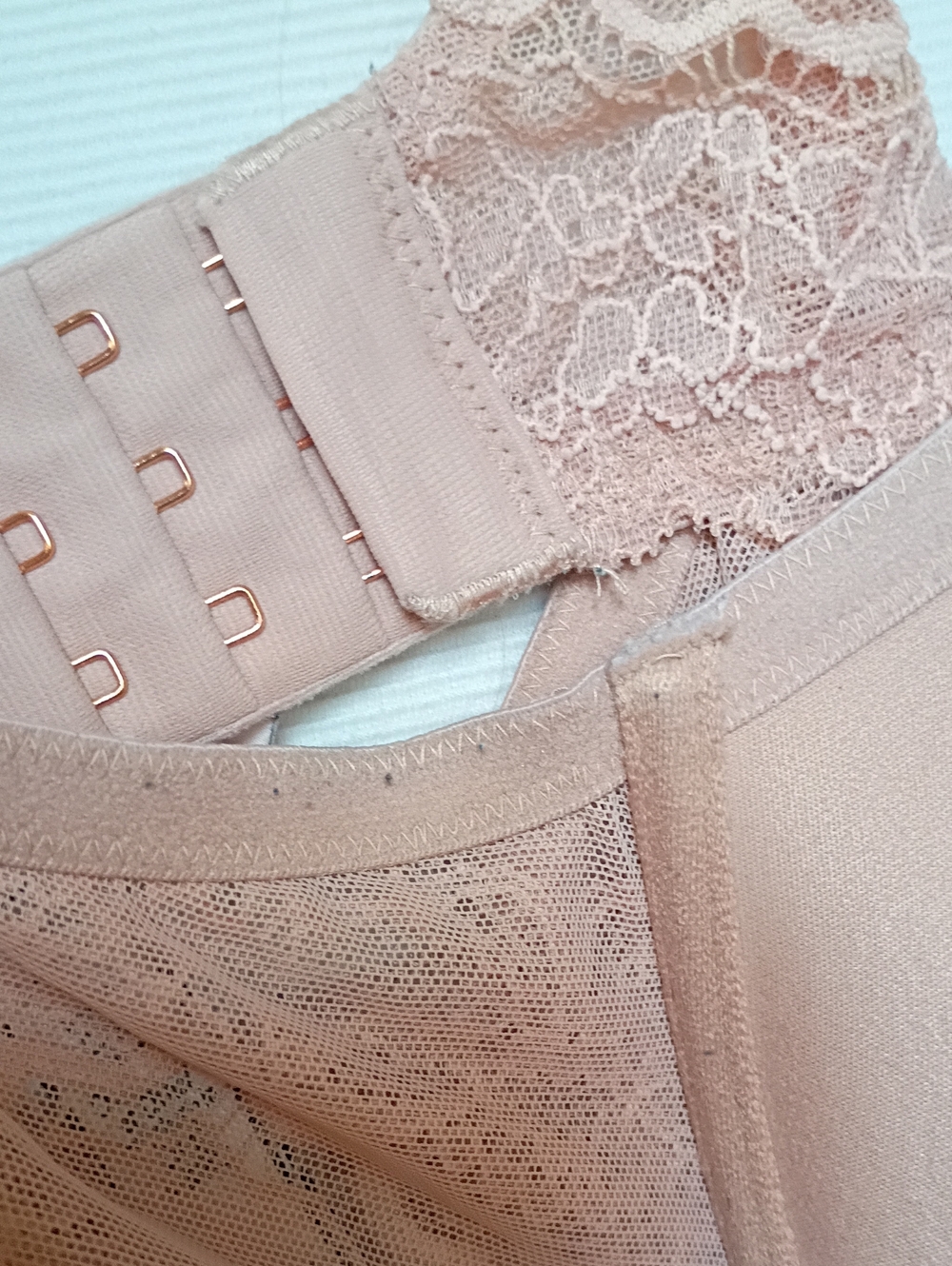 Victoria's Secret Nude Molded T-Shirt Bra with Lace Sides - Picture 7 of 7